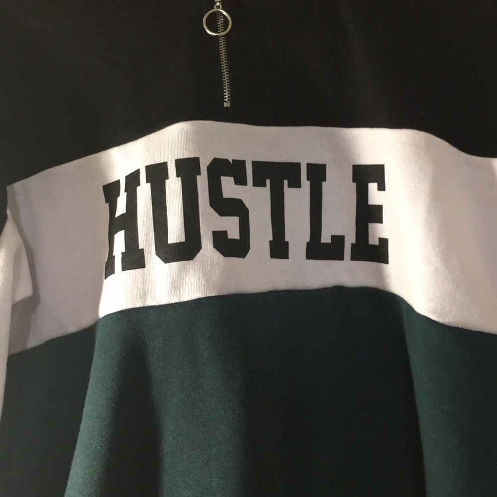 A sweatshirt/longsleeve shirt - Picture 2 of 4
